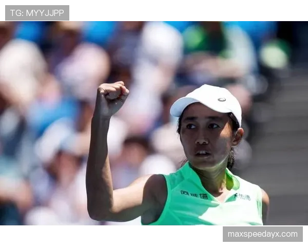 要是把张帅赛场上的汗衫和她机场拎的那个包放一起，八卦群估计要炸